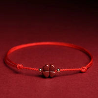 Bracelet de cheville en fil rouge avec trèfle à quatre feuilles en cinabre authentique de KarmaRipple