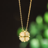 Collier avec pendentif en argent sterling 925 et trèfle à quatre feuilles, jade ivoire et agate rouge, de KarmaRipple